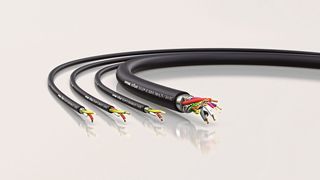 Gleichstrom: In Zukunft wird Gleichstrom vermehrt zur Energieverteilung in Fabriken genutzt. Lapp hat die erste DC-Leitung für Roborteranwendungen vorgestellt.  (Lapp)