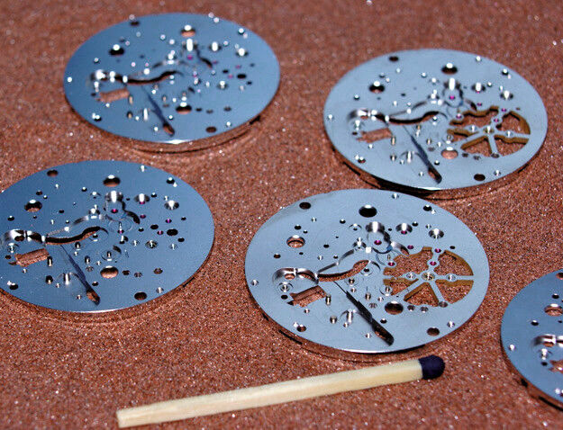 Echantillons de pièces de grande précision, découpées par jet d'eau UHP sur une machine Microwaterjet. (Image: Microwaterjet AG)