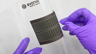 Macht die Biege: Die gedruckten Batterien sind äußerst flexibel.  (DEBO)