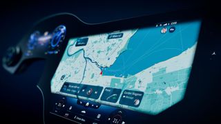 Der nun vor der Premiere des EQS vorgestellte „Hyperscreen“ deckt das komplette Armaturenbrett von einer Fahrzeugseite zur anderen ab. (Bild: Daimler)