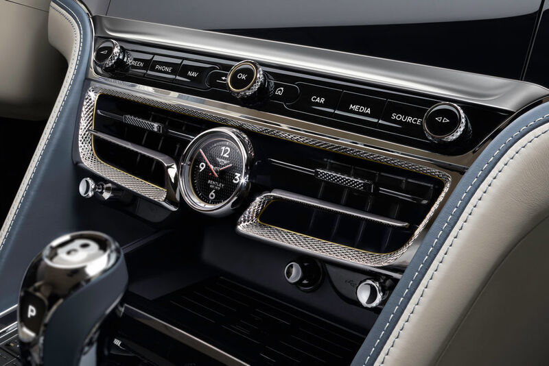 Facetten an Bedienelementen und eine Uhr mit Bentley-Logo und dem Gründungsjahr des Autoherstellers – Die Anmutung ist auf Luxus getrimmt. (Bentley)