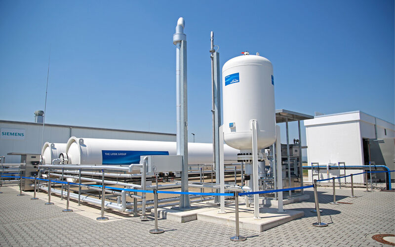 Die liegenden Druckwasserstofftanks dienen der Zwischenspeicherung des erzeugten Wasserstoffs. (Bild: Anna Durst/Bine Informationsdienst)