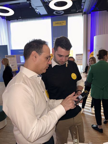 (l.) Georgios Natis (Ratiodata) zeigt Markus Stipp (Jabra), welches Headset er möchte. (Bild: Vogel IT-Medien GmbH)