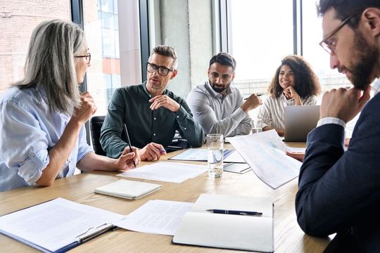 Lesen Sie hier, wie Sie sich durch kritische Rückmeldungen in Meetings nicht aus dem Konzept bringen lassen.(Bild: ©  insta_photos - stock.adobe.com)