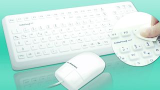 Die Tastatur InduProofmed und die Maus InduMousemed bieten Schutz vor Bakterien und Pilzen.  (Bild: Gett Gerätetechnik)