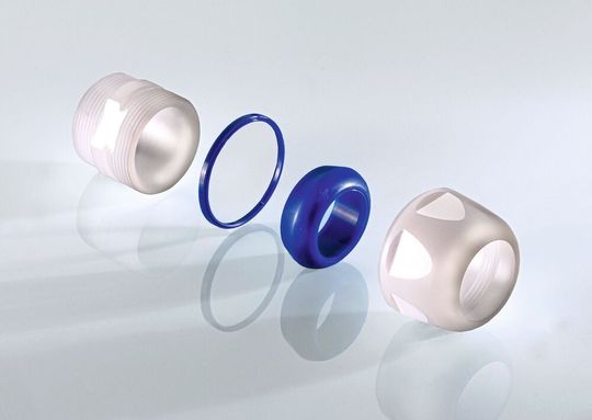 Die Kabelverschraubungen im Hygienic Design weisen eine sehr glatte Oberfläche sowie gerundete, kantenfreie Übergänge auf. Für Dichteinsätze und Dichtscheiben werden Kunststoffe entsprechend der FDA 21 CFR § 177.2600 verwendet, die nach der EU-Verordnung 10/2011 für den Kontakt mit Lebensmitteln geeignet sind.(Bild:  Pflitsch)