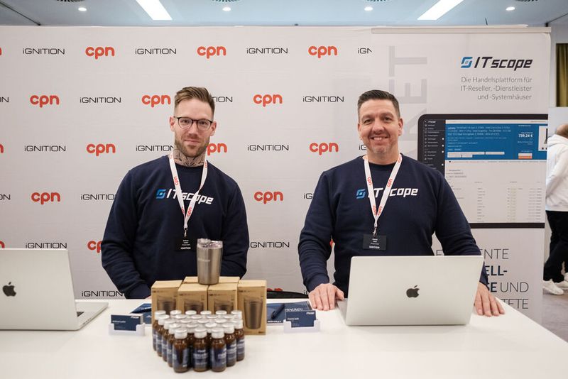 Die Messe startet: Andreas Lanfer und Patrick Auth von ITscope können die ersten Mitglieder kaum erwarten. (Bild: CPN / Niklas Christensen)