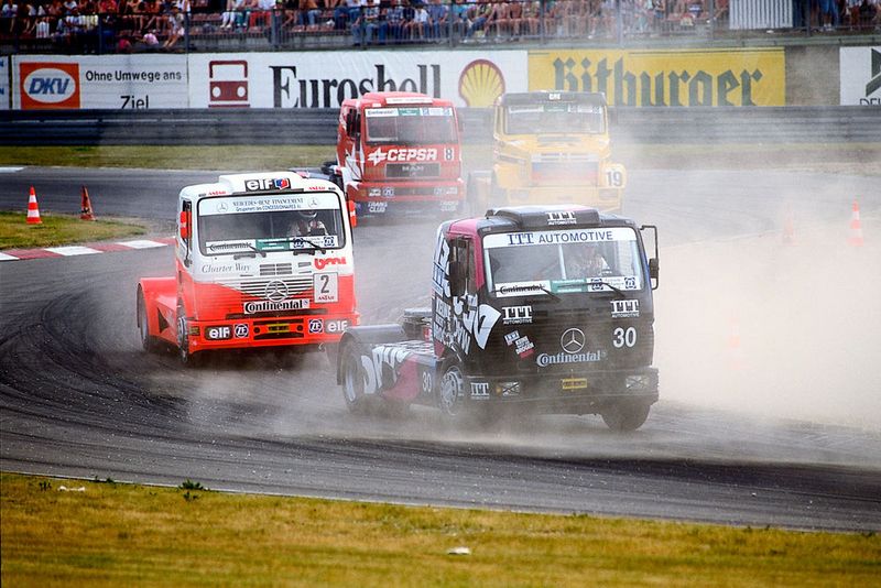 Der Mercedes-Benz 1834 S Renntruck auf einem Truck Race 1994. (Daimler AG)