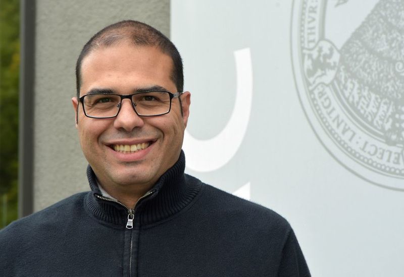 Der brasilianische Chemiker Dr. Jean Marcel R. Gallo forscht als Humboldt-Stipendiat an der Universität Jena. (Anne Günther/FSU)