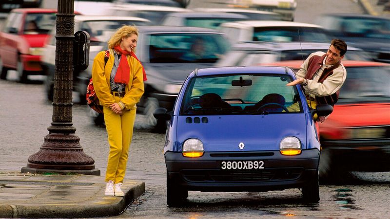 Den Twingo führte Renault im Frühjahr 1993 ein und baute ihn in der ersten Version bis 2007 fast 2,5 Millionen mal. Der Name wurde von Werbetexter Manfred Gotta erfunden un ist eine Zusammensetzung der Namen dreier Tänze: Twist, Swing und Tango. Die erste Generation war zunächst mit einem 40 kW (54 PS) starken 1,2-l-OHV-Motor mit Steuerkette ausgestattet, der seit 1972 im Renault 5 und in diversen anderen Renaults eingesetzt worden war (C-Motor). Als Sonderausstattung gab es ab Oktober 1993 ein Faltdach, das 800 DM Aufpreis kostete. Der neue D7F-Motor mit 1,2 Litern Hubraum wurde ab Mai 1996 verbaut. Anfänglich leistete er ebenfalls 40 kW (54 PS), bevor seine Leistung im August 1997 auf 43 kW (58 PS) angehoben wurde und im Januar 2001 auf 44 kW (60 PS).  (Bild: Renault)