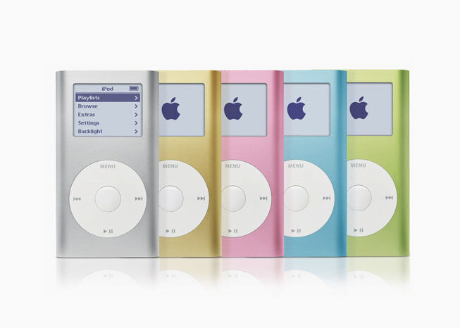 Der iPod mini, der am 20. Februar 2004 auf den Markt gekommen ist, hat alles, was Anwender:innen am iPod liebten, in ein kleineres Design mit gerade einmal 103 g Gewicht gebracht. (Bild: Apple)