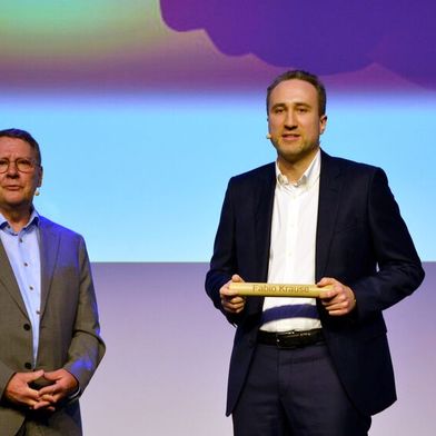 Der Ford-Partnerverband hat einen neuen Präsidenten: Johann Gesthuysen (l.) übergab den Staffelstab symbolisch an Fabio Krause. (Bild: Mauritz – VCG)