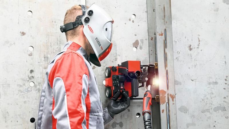 Nutzer können mit dem Arc­Rover MAG-Schweissprozesse in unterschiedlichen Positionen ausführen – dank des robusten Gehäuses auch unter widrigen Bedingungen. (Fronius)