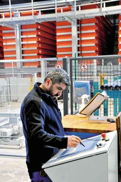 Automatisiert ein- und auszulagern sowie abzulängen entlastet das Personal und trägt zu sicherem Arbeiten bei. (Bild: Kasto)