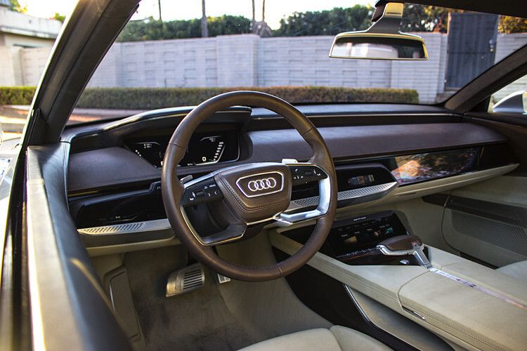 Viel Neues auch im Innenraum: Die Front der Instrumententafel ist in voller Breite als Anzeigefläche gestaltet und integriert drei Touch-Displays, die auch auf Gesten reagieren. (Foto: Ampnet/Jeff Jablansky)