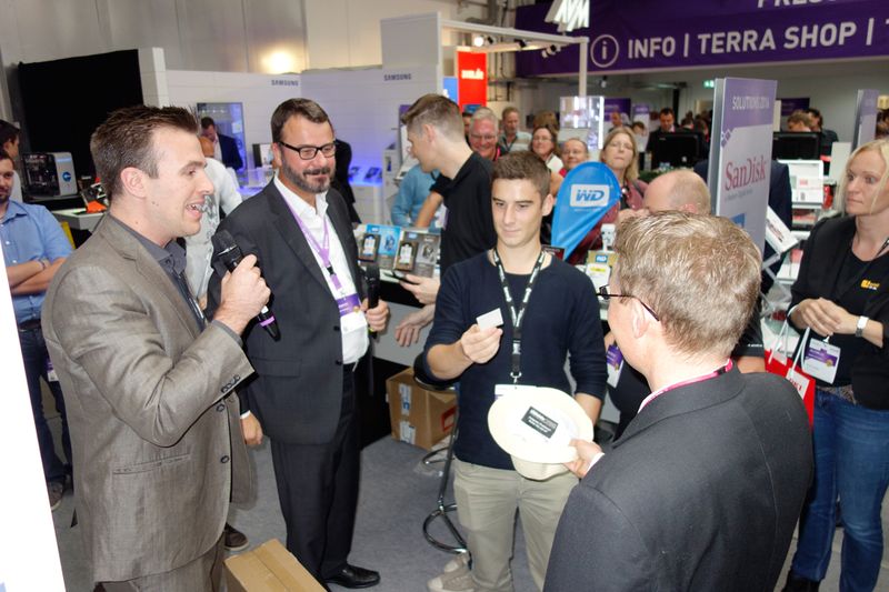 Philipp Waloßek, LG, kündigt soeben den Gewinner des LG- Displays an. (Bild: IT-BUSINESS)