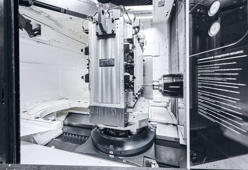 Jede NHX 8000 verfügt über einen Palettenwechsler mit je einer Vorrichtung pro Palette, die jeweils beidseitig mit einer Platte bestückt werden. In einem Bearbeitungsprozess werden somit gleich zwei Bodenplatten gefertigt.(Bild:  DMG Mori)