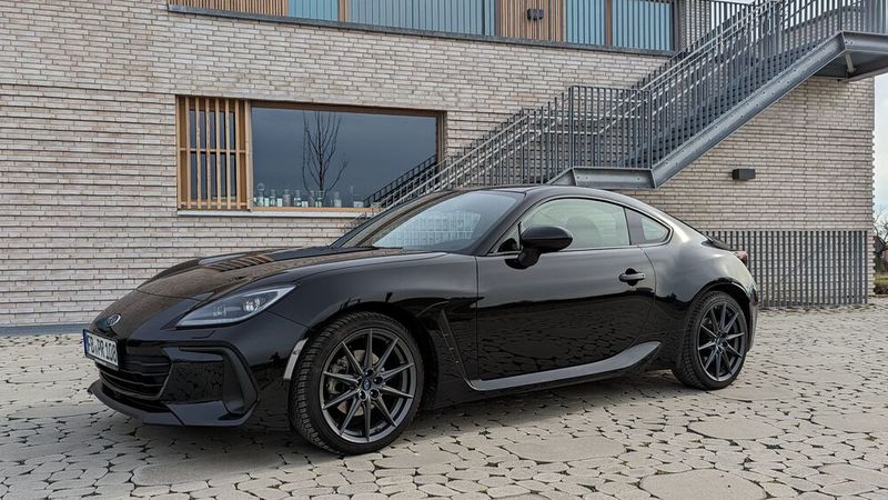 Geringes Gewicht, Heckantrieb mit Sperrdifferenzial und ein drehzahlfreudiger Saugmotor: Der Subaru BRZ bemüht sich um Sportwagentugenden vergangener Jahrzehnte – durchaus erfolgreich.  (Bild:  Dominsky – VCG)