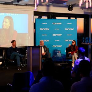 Podiumsdiskussion mit Gästen: (sitzend v. l.) Björn Zierold von Beresa, Dr. Christian Richter von Google Germany, Thomas Steffens von Dacia Deutschland und Marlene Freienstein von Polestar(Bild:  Diehl – VCG)
