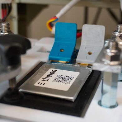 Theion-Versuche mit auf Schwefel basierenden Batteriesystemen. Ein besonderer Vorteil ist, dass das gelbe Sublimat in großen Mengen verfügbar ist – anders als seltene Erden. (Bild: Theion)