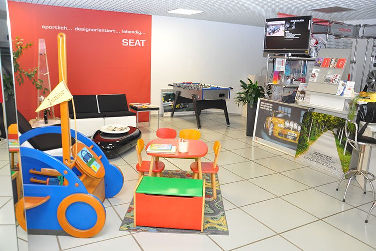 Jederzeit kundenbereit ist die Wartezone mit Angeboten für Jung und Alt. (Grimm/Redaktion »kfz-betrieb«)