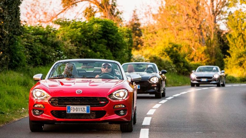 Kein dolce vita – Der 2016 lancierte Fiat 124 Spider Roadster war eine Hommage an den legendären Fiat 124 Sport Spider, basierte aber auf dem Mazda MX-5 und blieb glücklos. (Bild: Fiat)