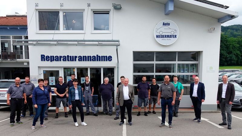 Ein Teil des Teams von Auto Niedermayer mit dem nötigen Corona-Abstand. (Bild: Jakob Schreiner/»kfz-betrieb«)