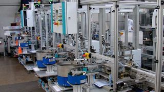 Die modular aufgebaute Sondermaschine von SMR zur Montage von Ventilen. Bilder: Verfasser (Archiv: Vogel Business Media)