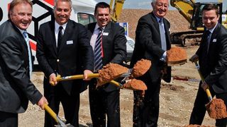 Beim Spatenstich im Bayernhafen Nürnberg (v.l.n.r.): Harald Leupold (Vize-Präsident der IHK Mittelfranken und Geschäftsführer der Hafen Nürnberg-Roth GmbH), Bernd Friedel (DPD Regional-Geschäftsführer), Jürgen Nutz (/Niederlassungsleiter von DPD in Nürnberg), Horst Förther (Zweiter Bürgermeister der Stadt Nürnberg) und Jörn Henrik Depenbrock (Geschäftsführer von Depenbrock Systembau). Bild: DPD (Archiv: Vogel Business Media)