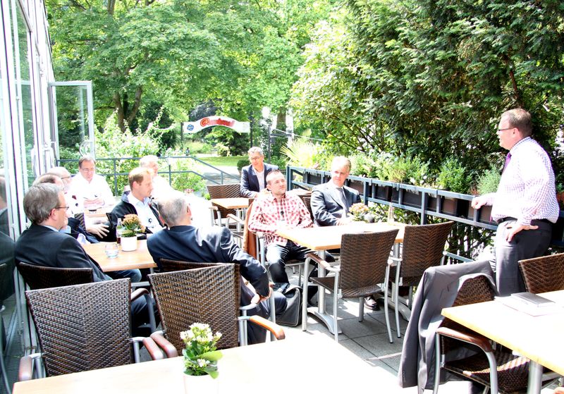 Michael Gießelbach und ein Roundtable der etwas anderen Art: Dank des schönen Wetters hat die Diskussionsrunde im Freien stattgefunden (Vogel IT-Akademie)