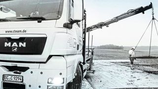 Lkw auf einer Mobilstraße: Cteam zieht Stromleitungen durch Deutschland und hat seine Disposition durch Digitalisierung effizienter gemacht. (Cteam)