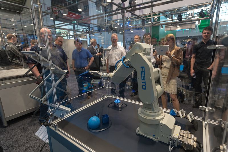 Am 3. Juni 2014 öffnete die Automatica in München wieder ihre Tore. Der Besuchermagnet sind in diesem Jahr ganz klar die Serviceroboter, die auf der Messe erstmals in einem eigenen Ausstellungsbereich präsentiert werden. (Thomas Plettenberg/Messe München)