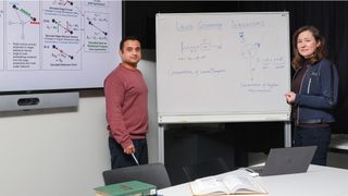 Vinay Sharma und Olga Fink von der EPFL haben einen KI-Algorithmus entwickelt, der komplexe dynamische Prozesse modellieren kann. (Bild:  2026 EPFL/Alain Herzog – CC-BY-SA 4.0)