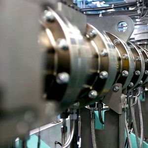 In dem Zweiwellenextruder werden mehrere Schritte, wie Mischen, Dispergieren und Entgasen in einem Aggregat vereint.(Bild:  Bühler)