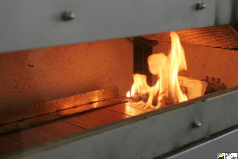 Flammenbild-Fußbodenprüfstand  (Bild: mpa-dresden.de)