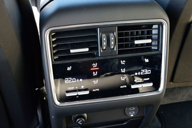 Für die Fondpassagiere gibt es ein eigenes Panel für die Klimaeinstellungen. (Achter/»kfz-betrieb«)