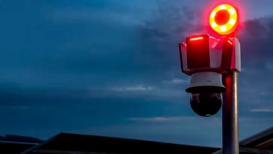 ZU sehen ist ein „Axis D2123-VE“ Radar; bei dem roten runden Licht, das oben an dem Axis-Gerät D2122-VE“  zu sehen ist, handelt es sich um eine integrierte optische Alarmleuchte (ein Stroboskop-Warnlicht). (Bild:  Axis Communications AB)