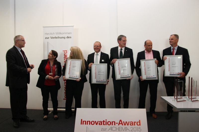 Die Gewinner und Short-List Kandidaten der Kategorie „Mechanische Verfahren“ (v.l.n.r.): Gerd Kielburger, Camille Flores/Powder Systems, Michelle Frisch/ Powder Systems, Dimitrios Makrakis/Netzsch, Walter Haver/Haver&Boecker, Frank Stofmeel/Inflotek, Volker Spies/Gericke. Gewonnen hat Powder Systems mit dem Micro Sphere Refiner. (Bild: Schäffner/PROCESS)