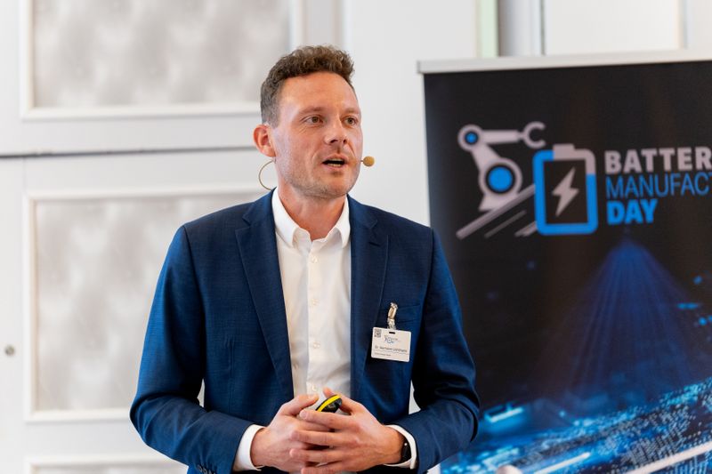 Hermann Uchtmann von Schuler Pressen beschrieb mögliche Wege des europäischen Maschinen- und Anlagenbaus auf dem Weg zum Ausrüster von Gigafactories für die Batterieproduktion. (Bild: Dominik Böhm - Fotokumpel)