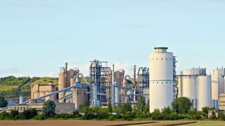 In vielen Anlagen, die rund um die Uhr arbeiten, wie zum Beispiel dieses Zementwerk, müssen Migrationen schnell und zuverlässig während geplanter Stillstandszeiten realisiert werden. (Rösberg Engineering)