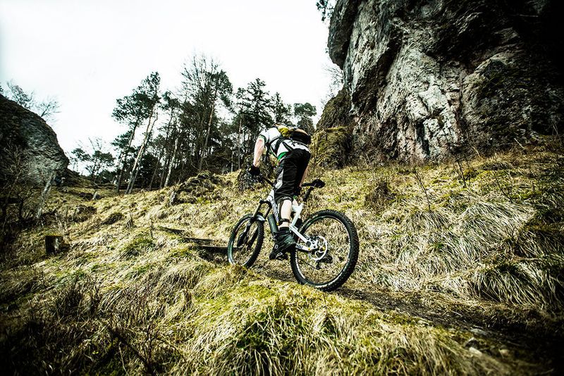 Ob Up- oder Down-Hill: Relo beschleunigt bis zu einer Maximalgeschwindigkeit von 25 km/h, solange der Fahrer in die Pedale tritt. (Bild: Relo)