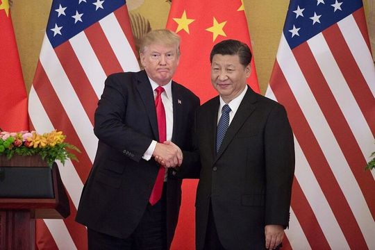 Abgemacht! Donald Trump und Xi Jinping haben sich laut Aussage des US-Präsidenten bei der Frage nach Lierfungen von seltenen Erden, die es vor allem in China gibt, nun geeinigt – wenn auch vorerst nur auf begrenzte Zeit. Hier mehr dazu ...(Bild:  dpa)