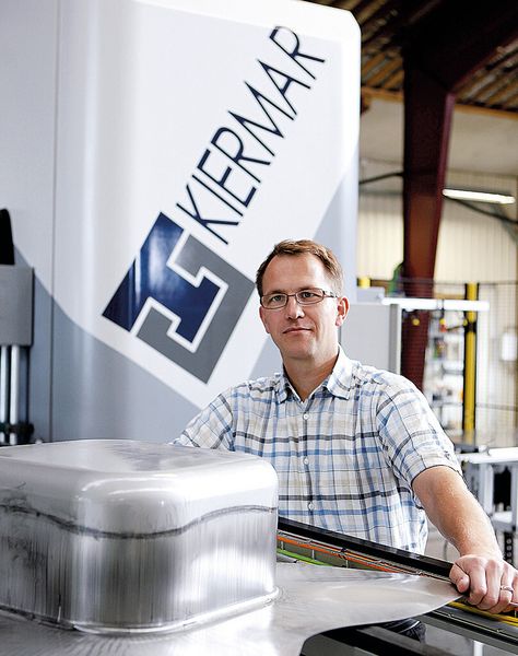 Martin Hansen, Geschäftsführer von Kiermar Technology, an der Tiefziehpresse. (Bild: Kiermar)
