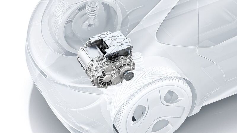 Bosch hat aus drei Antriebsteilen eins gemacht. Motor, Leistungselektronik und Getriebe sind kompakt kombiniert und treiben unmittelbar die Achse des Autos an. Das macht den Antrieb nicht nur deutlich effizienter, sondern auch günstiger. (Bosch)