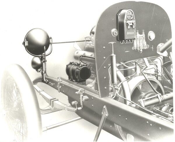 Den Strom brachte Bosch schon vor 100 Jahren ins Auto: Ein Generator betrieb 1913 den ersten elektrischen Scheinwerfer der Welt, das Bosch-Licht. (Bild: Bosch)