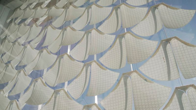 Platz 8: Vom Kiefernzapfen inspiriert – Mit Hilfe des bioinspirierten 4D-Drucks und biobasierten Zellulosematerialien hat das Forschungsteam der Universitäten Stuttgart und Freiburg ein adaptives Verschattungssystem entwickelt, das auf tägliche und saisonale Wetterveränderungen reagiert. (Bild: ICD/IntCDC University of Stuttgart)