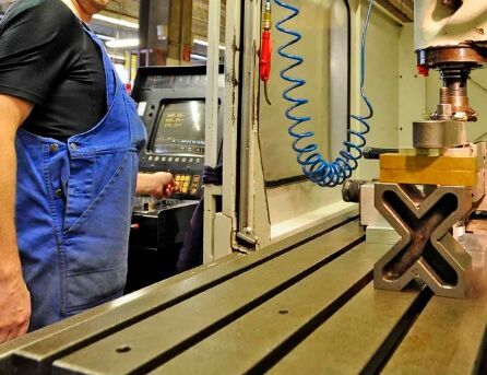 Nach dem ersten Halbjahr 2025 wird nun klar, wie stark manche Bereiche der Metall- und Elektroindustrie in Deutschland die schwächelnde Konjunktur trifft. Allein Bayern hat bisher rund 18.000 Jobs gestrichen ...(Bild:  IHK)