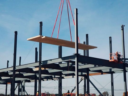 Durch die Verwendung von Brettsperrholz in zwei neuen Microsoft-Rechenzentren, die derzeit im Norden Virginias gebaut werden, kann das Unternehmen den Einsatz von Stahl und Beton reduzieren, zwei Materialien, die in hohem Maße zur CO2-Emission beitragen. (Bild:  Microsoft)