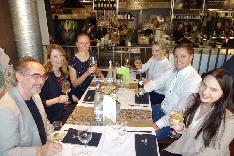 (l.) Andreas Raum, freyraum, bespaßt das ACER Team. (Bild: IT-BUSINESS)