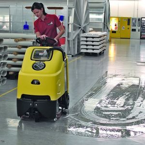 Reinigung in der Zweischritt-Methode: Es ist deutlich zu sehen, dass die Schmutzflotte nahezu vollständig vom leistungsfähigen Saugbalken aufgenommen wird.Bild: Kärcher